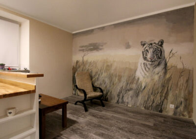 Bielsko-Biała, 2016, sawanna afrykańska z tygrysem na ścianie w pokoju dziennym, mieszkanie prywatne